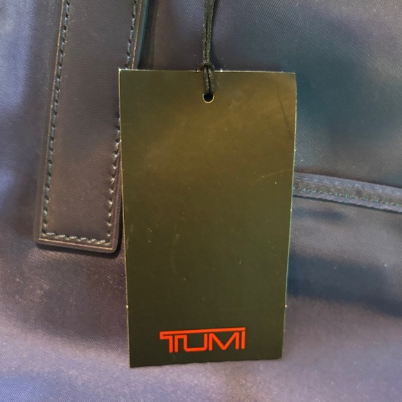 NWT Tumi Q Tote Shopper with Leather Straps - Picture 4 of 6